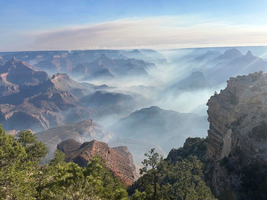 Rauch von Waldbränden liegt über dem Grand Canyon Nationalpark im Norden Arizonas. - Foto: Joelle Baird/National Park Service/dpa