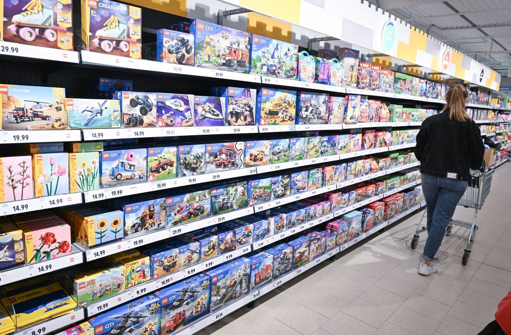 Lebensmittel sind das Hauptgeschäft von Discountern und Supermärkten. Mittlerweile haben sie aber deutlich mehr im Sortiment. (Archivbild) - Foto: Bernd Weißbrod/dpa