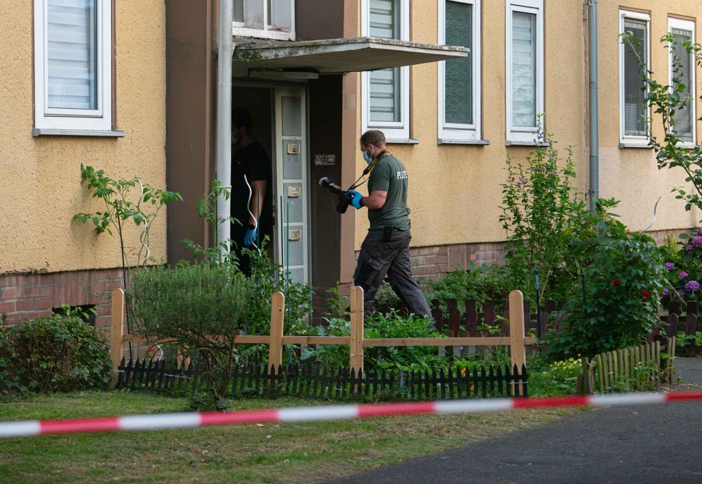  Die Polizei Dormagen fand am Freitagnachmittag in einer Wohnung eine 37-jährige Tote. - Foto: Vincent Kempf/dpa