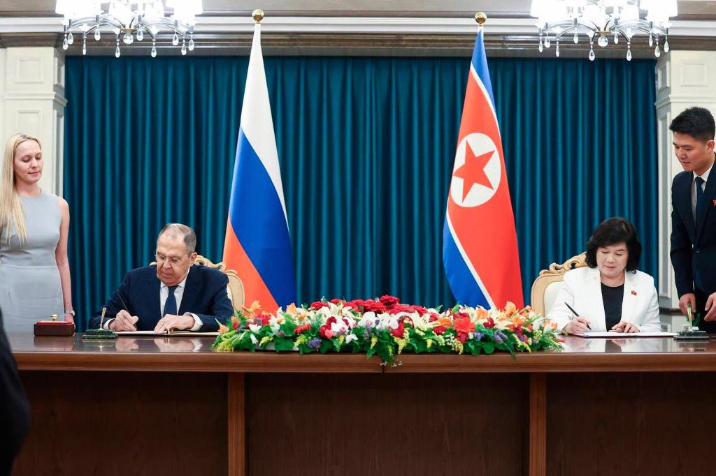 Der russische Außenminister Sergej Lawrow besucht die nordkoreanische Küstenstadt Wonsan, wo er unter anderem Gespräche mit seiner Amtskollegin Choe Son Hui geführt hat. - Foto: Uncredited/Russian Foreign Ministry Press Service/AP/dpa