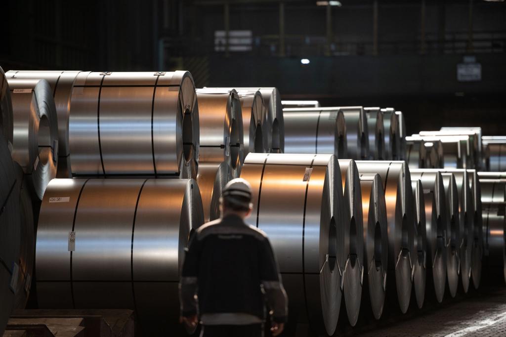 IG Metall und das Management der Thyssenkrupp-Stahlsparte haben sich nach langen Verhandlungen auf einen harten Sparkurs verständigt. (Archivbild) - Foto: Fabian Strauch/dpa