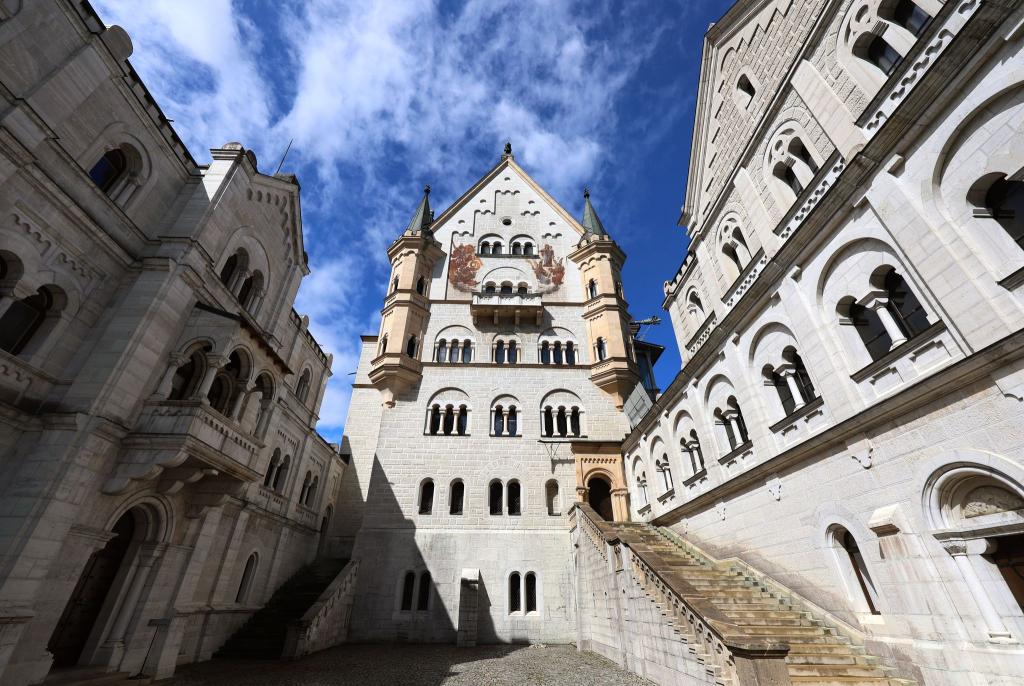 Neuschwanstein lockt unter den Königsschlössern die meisten Besucher. (Archivbild) - Foto: Karl-Josef Hildenbrand/dpa