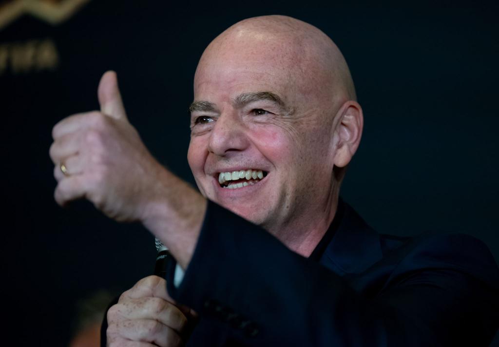 Daumen hoch: FIFA-Präsident Gianni Infantino ist begeistert von der Club-WM. - Foto: Sven Hoppe/dpa