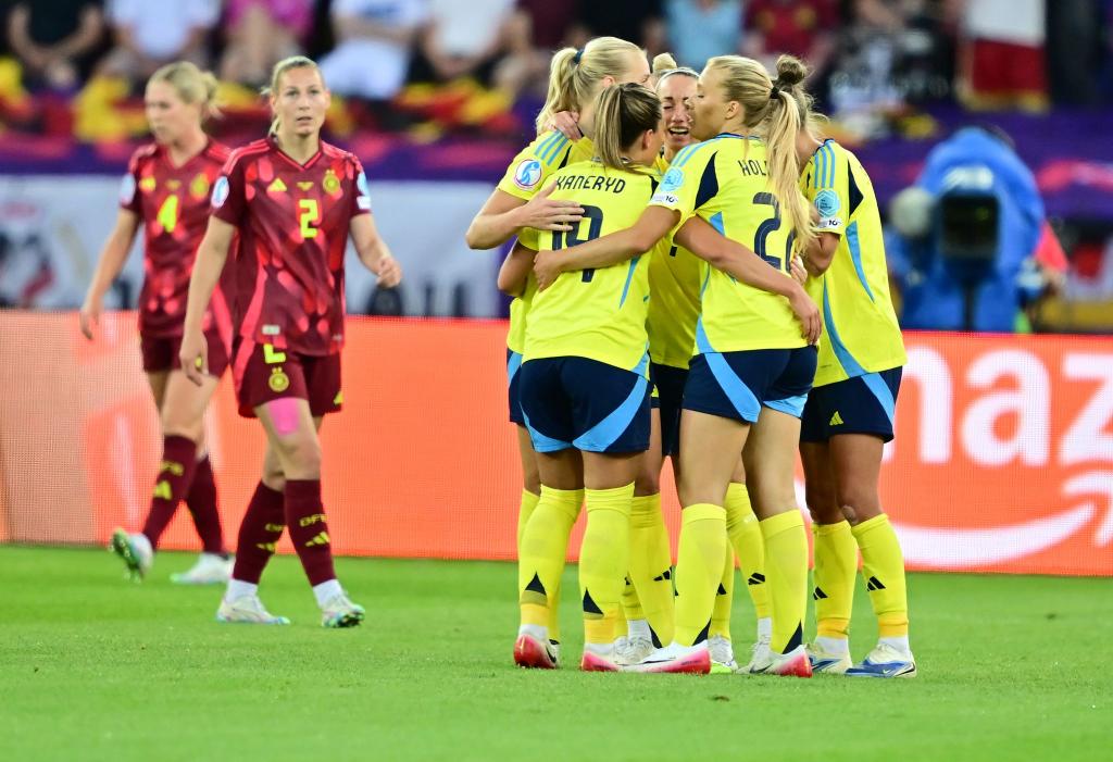 Das deutsche Team patzt, Schweden jubelt. - Foto: Sebastian Christoph Gollnow/dpa