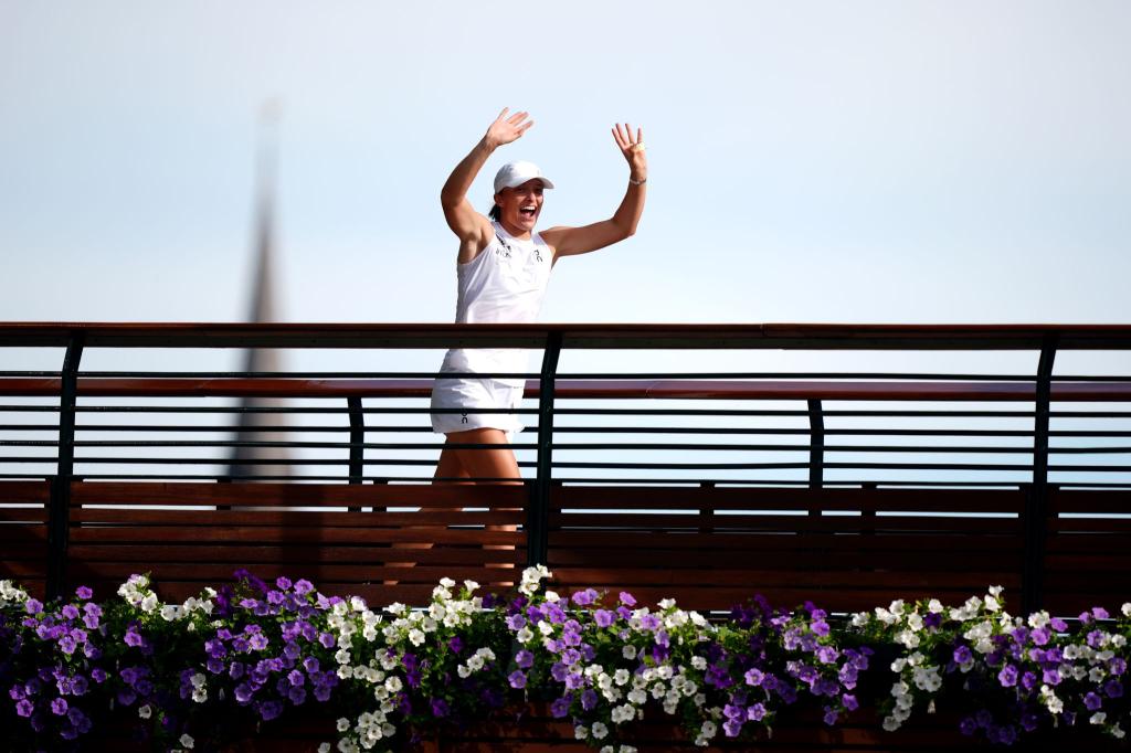 Iga Swiatek lässt sich von den Fans auf einer Brücke vom Centre Court in Wimbledon feiern. - Foto: Ben Whitley/PA Wire/dpa