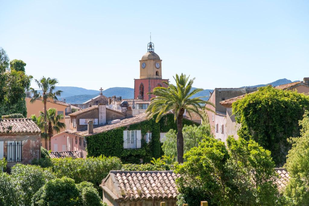 Eine Stadtansicht von Saint-Tropez in Südfrankreich. (Archivbild) - Foto: Sebastian Sinterhauf/dpa