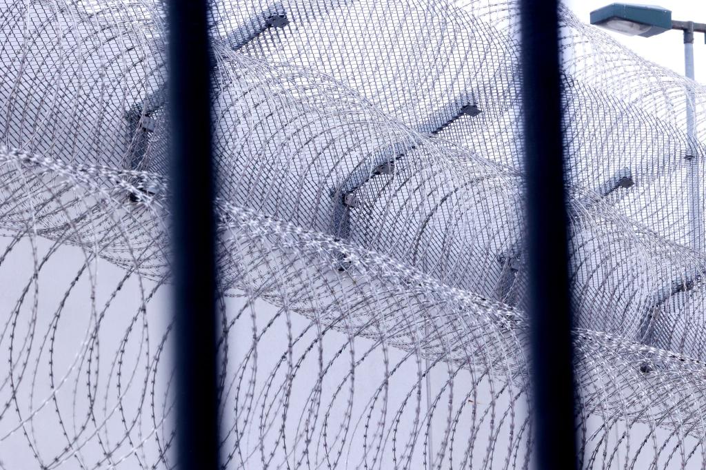 Die Flucht eines Häftlings in der Tasche eines Mitgefangenen fiel erst nach 24 Stunden auf. (Archivbild) - Foto: David Young/dpa
