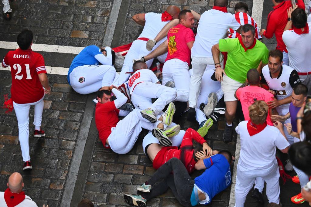 Gefährliche Szenen prägen auch den siebten Stierlauf in Pamplona. - Foto: Miguel Oses/AP/dpa
