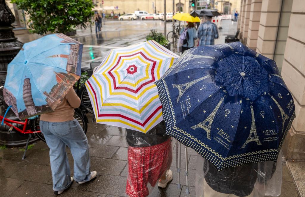 Es wird nass. - Foto: Peter Kneffel/dpa