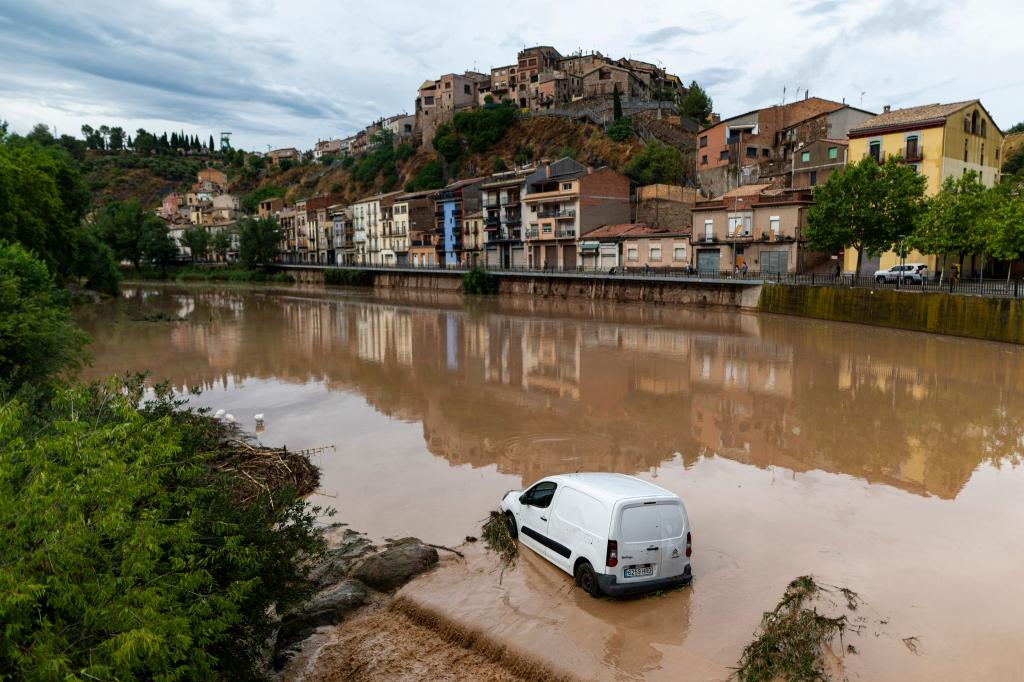 Starke Regenfälle, teils mit Hagel, haben mehrere Regionen in Spanien heimgesucht. - Foto: Lorena Sopêna/EUROPA PRESS/dpa