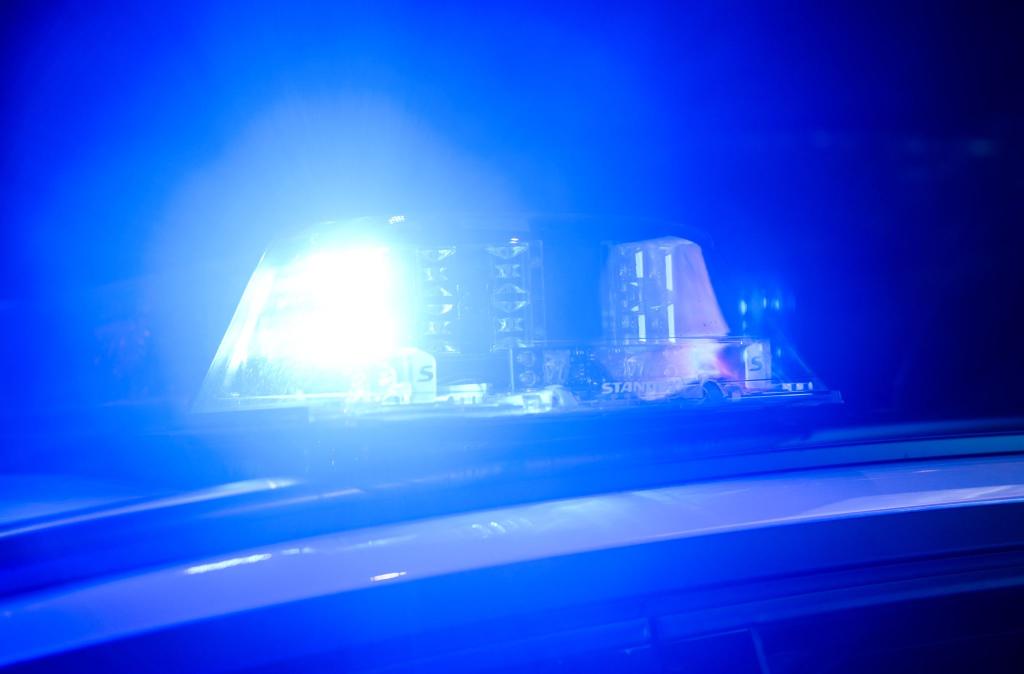 Eine Frau starb, zwei Menschen wurden verletzt. (Symbolbild) - Foto: Julian Stratenschulte/dpa