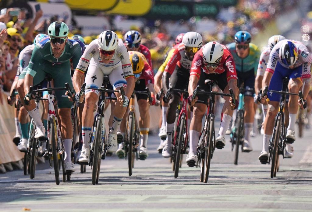 Die Radprofis im Massensprint auf der neunten Etappe. - Foto: Thibault Camus/AP/dpa