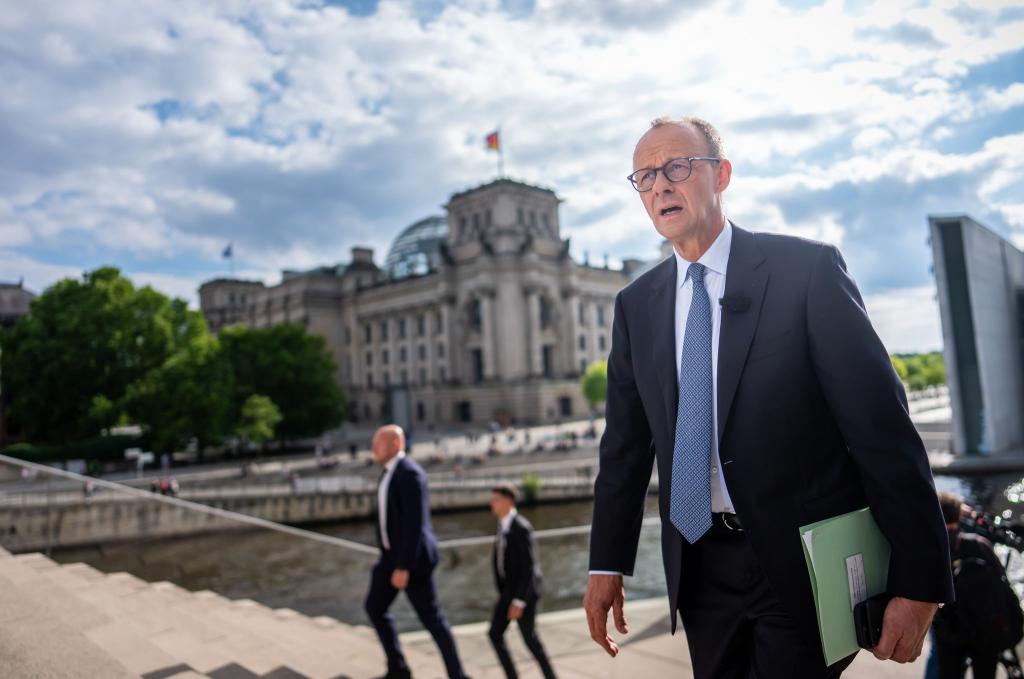 Friedrich Merz auf dem Weg zum Interview. - Foto: Michael Kappeler/dpa