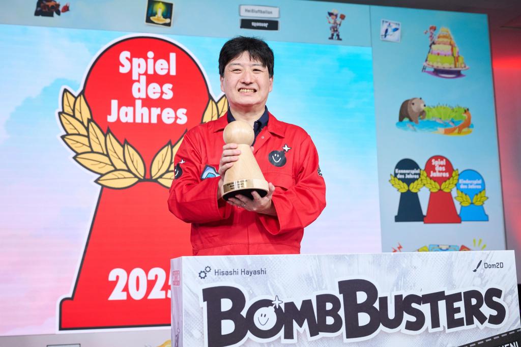 Brettspielautor Hisashi Hayashi gewann mit «Bomb Busters» die Auszeichnung «Spiel des Jahres» 2025. - Foto: Annette Riedl/dpa