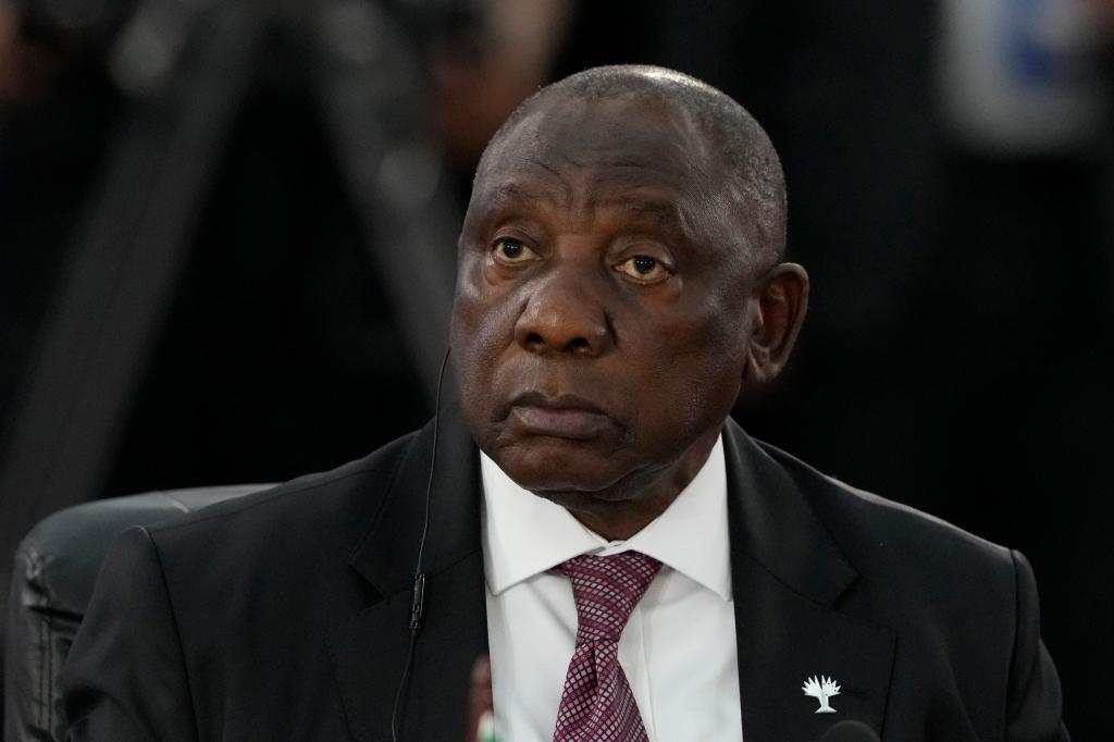 Ramaphosa richtet eine Kommission ein, die die Vorwürfe gegen den Polizeiminister untersuchen soll. - Foto: Eraldo Peres/AP/dpa