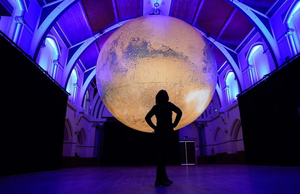 Imposant, aber von der Größe nur ein Bruchteil des Originals: Die Installation «Mars» mit sieben Meter Durchmesser wurde in Großbritannien ausgestellt (Archivfoto). - Foto: Andrew Matthews/PA Wire/dpa