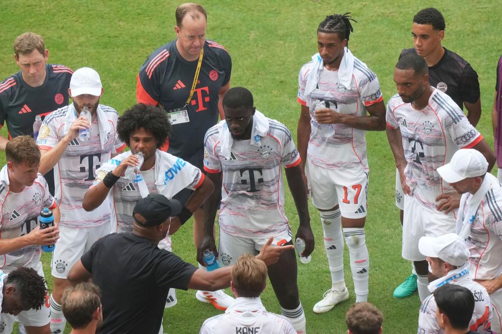 Bei der Club-WM - hier zu sehen Spieler des FC Bayern - gab es immer wieder Trinkpausen zur Erholung. - Foto: Marta Lavandier/AP/dpa