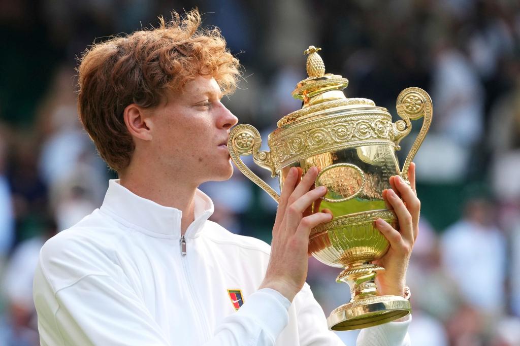 Jannik Sinner feiert seinen ersten Wimbledon-Triumph. - Foto: Kirsty Wigglesworth/AP/dpa