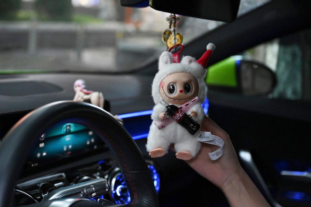 Die Labubu-Figuren sind vor allem bei jungen Leuten beliebt. - Foto: Johannes Neudecker/dpa