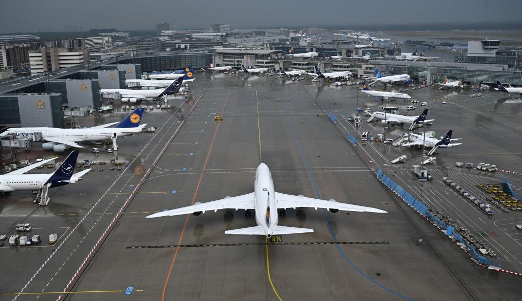 Die Flugsicherung sieht sich gut auf den Sommer vorbereitet. - Foto: Arne Dedert/dpa