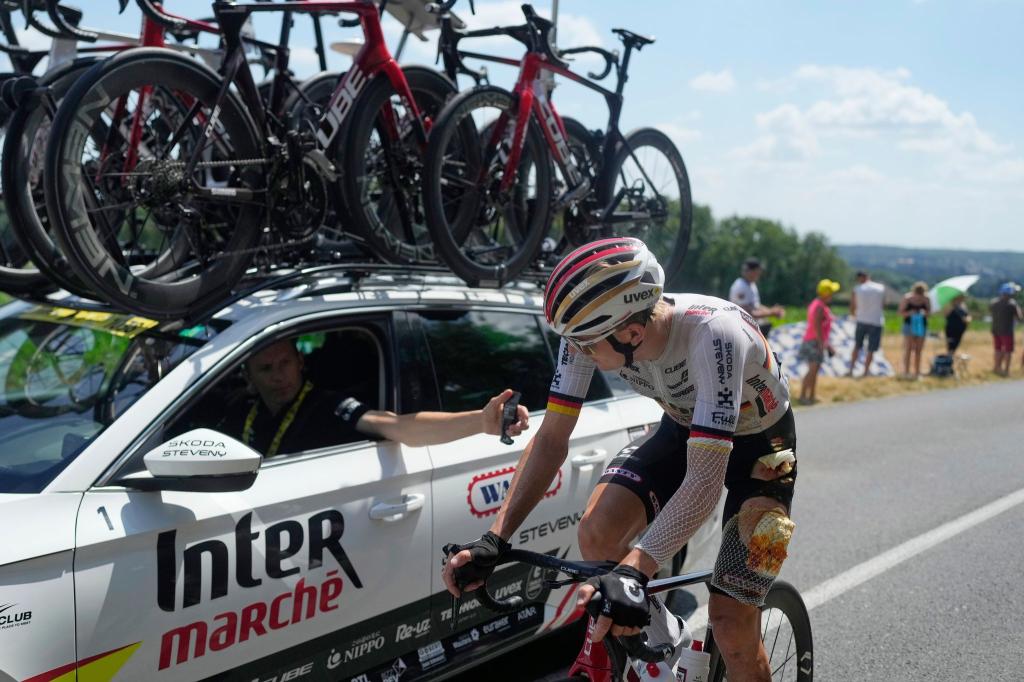 Für Georg Zimmermann ist die Tour nach seinem heftigen Sturz beendet. - Foto: Mosa'ab Elshamy/AP/dpa