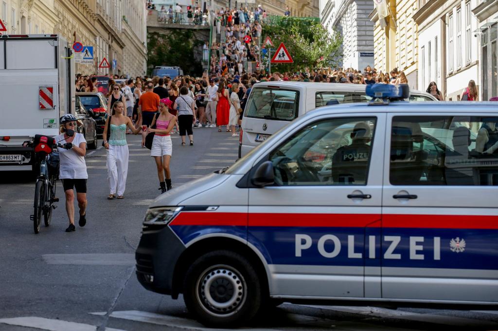 Ein Polizeiauto steht in der Nähe von versammelten «Swifties», nachdem im Sommer 2024 Konzerte abgesagt wurden aus Angst vor einem Terroranschlag. (Archivbild) - Foto: Heinz-Peter Bader/AP/dpa
