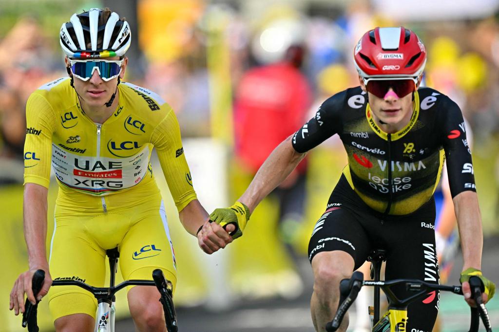 Tadej Pogacar und Jonas Vingegaard fuhren gemeinsam über die Ziellinie. - Foto: Loic Venance/AFP/dpa