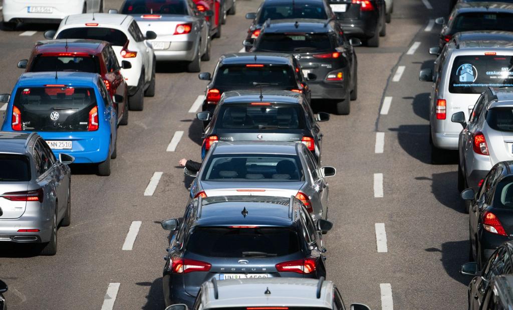 Die Menschen in Deutschland sind vergangenes Jahr wieder weiter mit ihren Autos gefahren. (Archivbild) - Foto: Marijan Murat/dpa