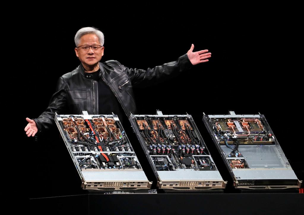 Huang bestätigte die Ausfuhr der H20-Chips in China vor Journalisten. (Archivbild) - Foto: Chiang Ying-ying/AP/dpa
