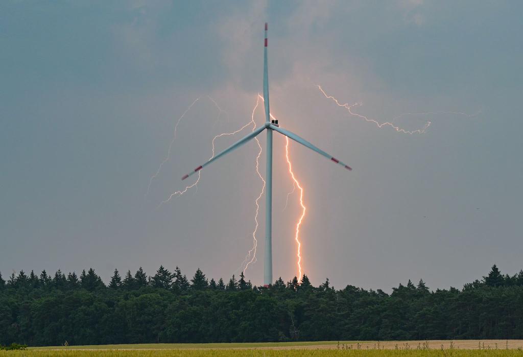Gewitter treten in den kommenden Tagen in Deutschland immer wieder mal auf. (Archivbild) - Foto: Patrick Pleul/dpa