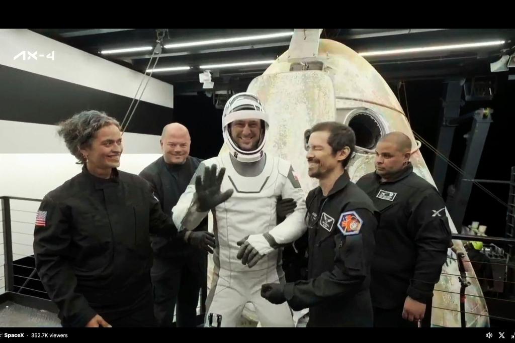 Der Pole Slawosz Uznanski-Wisniewski beim Verlassen der SpaceX-Kapsel auf einem Bergungsschiff. - Foto: Uncredited/SpaceX via AP/dpa