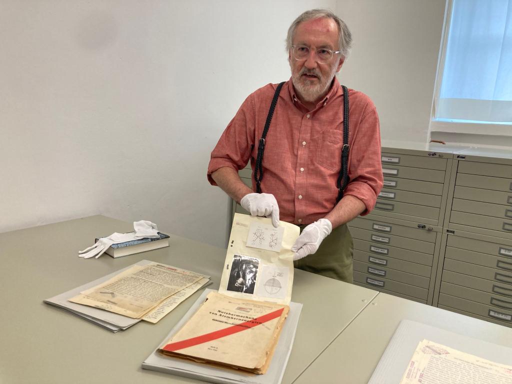 Der US-Historiker Mark Walker präsentiert im Deutschen Museum anhand von Dokumenten neue Erkenntnisse zu Hitlers Atomprogramm - und seinem Scheitern. - Foto: Sabine Dobel/dpa