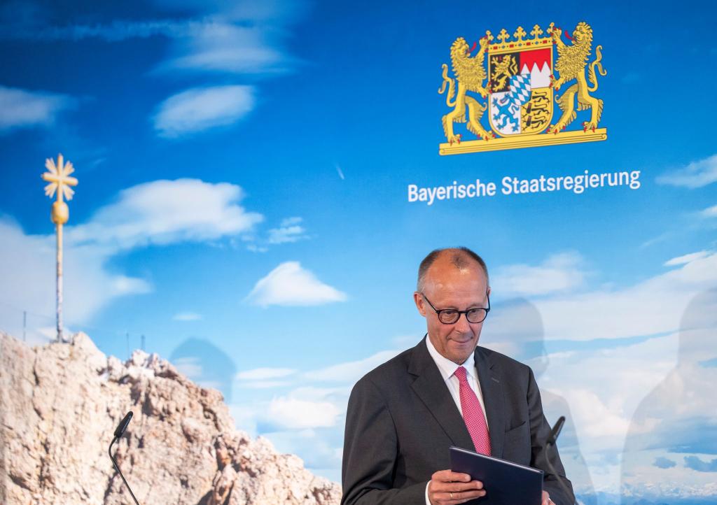 Nach seinem Treffen mit dem bayerischen Kabinett äußerte sich Kanzler Merz auch zur globalen Mindeststeuer - er steht dem Konzept demnach sehr skeptisch gegenüber. - Foto: Peter Kneffel/dpa
