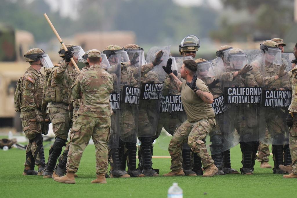 Das Pentagon plant, die Hälfte der Nationalgarde-Soldaten in Los Angeles abzuziehen. - Foto: Jae C. Hong/AP/dpa