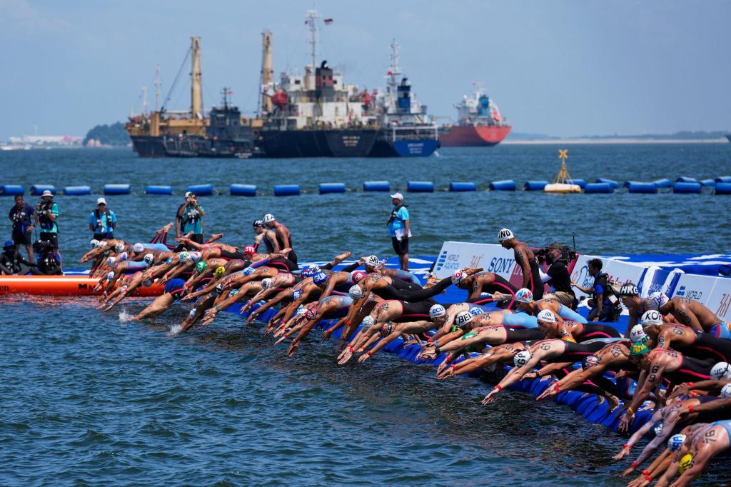 Wasserqualität im Meer vor Singapur: Die Freiwasser-Wettkämpfe bei der Schwimm-WM in Singapur haben heute mit Verspätung begonnen, da sie zuvor wegen schlechter Wasserqualität verschoben wurden. - Foto: Vincent Thian/AP/dpa