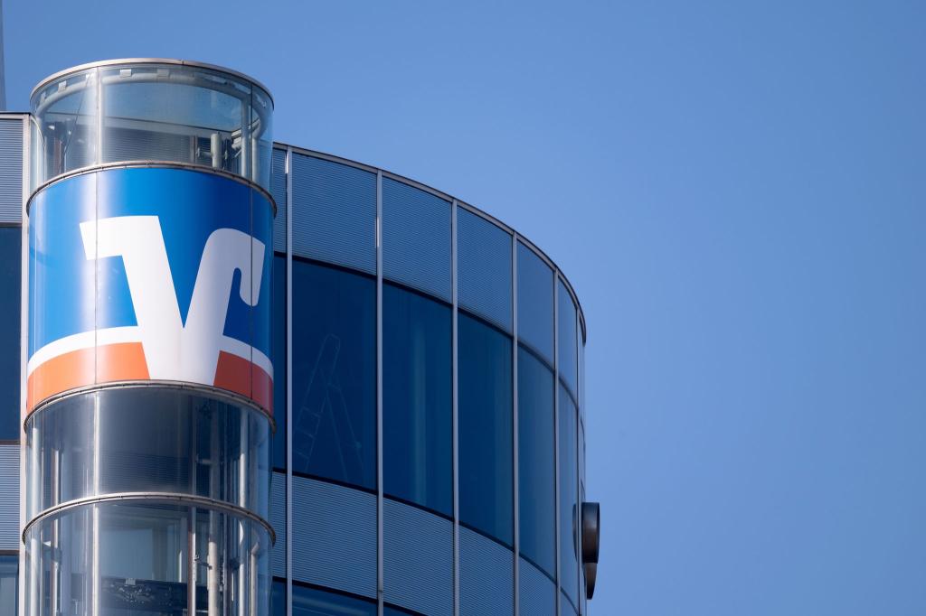 Die Volksbanken stellen sich auf sinkende Gewinne ein - Foto: Marijan Murat/dpa