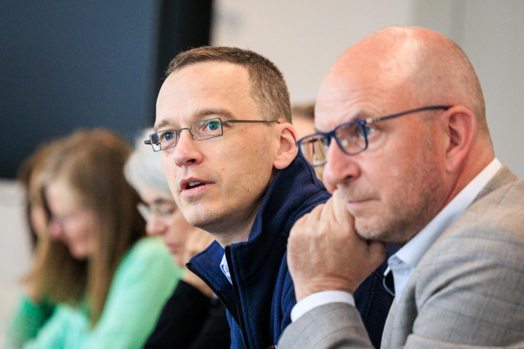 Nach der Generalsanierung zwischen Frankfurt und Mannheim leitet Julian Fassing (li) nun auch die Generalsanierung zwischen Berlin und Hamburg. - Foto: Carsten Koall/dpa