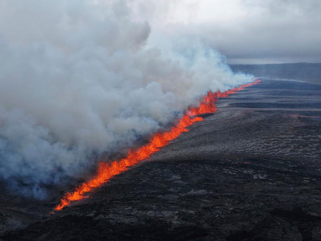 Auf Island hat sich erneut die Erde aufgetan. - Foto: -/Department of Civil Protection and Emergency Management/dpa