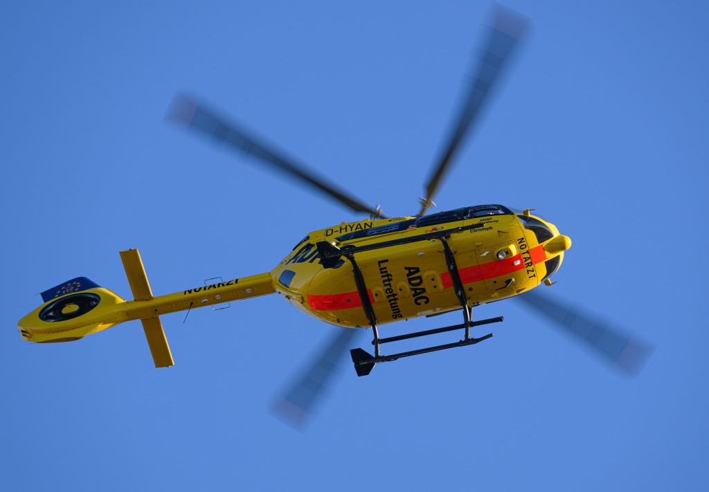 Der 23-Jährige wurde in eine Klinik geflogen. (Symbolbild) - Foto: Robert Michael/dpa