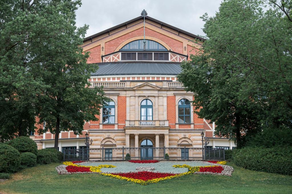 Das Bayreuther Festspielhaus öffnet am 25. Juli für die diesjährige Spielzeit. (Archivbild) - Foto: Daniel Vogl/dpa
