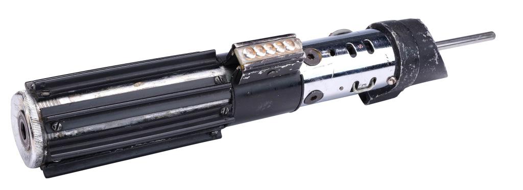 Das legendäre Lichtschwert von «Star Wars»-Bösewicht Darth Vader wird im September in Los Angeles versteigert. - Foto: Propstore/dpa