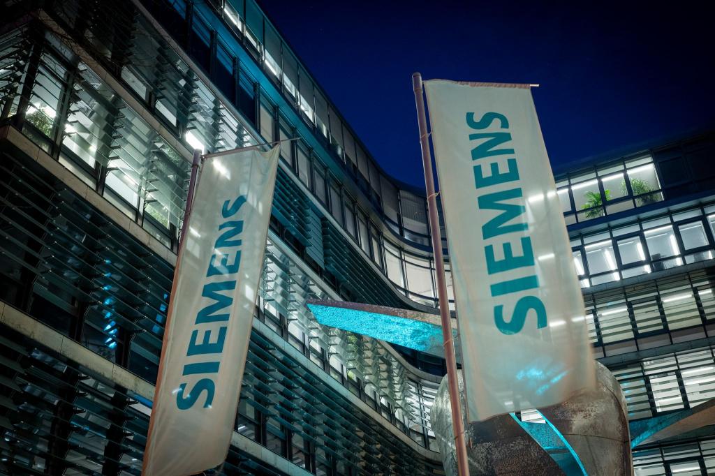 Bei Siemens haben sich Arbeitgeber und Arbeitnehmer auf gleich mehrere Vereinbarungen geeinigt. (Archivbild) - Foto: Peter Kneffel/dpa