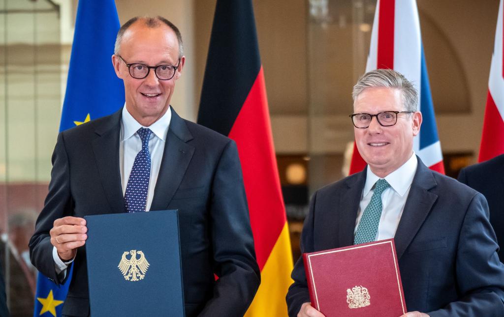 Friedrich Merz und Keir Starmer haben einen neuen Freundschaftsvertrag für Deutschland und Großbritannien unterzeichnet. - Foto: Michael Kappeler/dpa