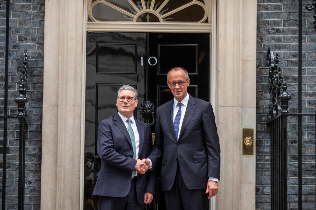 Bundeskanzler Friedrich Merz (r) zu Besuch bei Premierminister Keir Starmer in der Downing Street 10. - Foto: Michael Kappeler/dpa