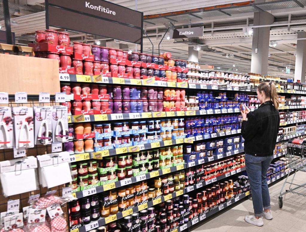 Für Marmeladen müssen Verbraucher aktuell bereits tiefer in die Tasche greifen als vor ein paar Jahren. - Foto: Bernd Weißbrod/dpa
