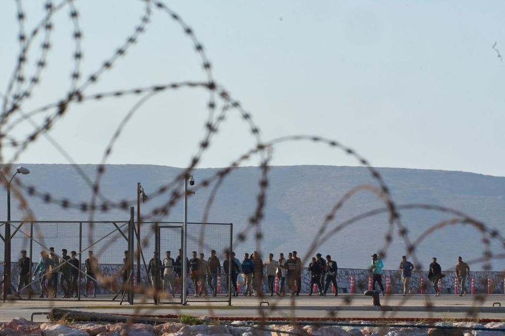 Aus dem Mittelmeer gerettete Migranten, hier im griechischen Hafen von Lavrio. - Foto: Petros Giannakouris/AP/dpa