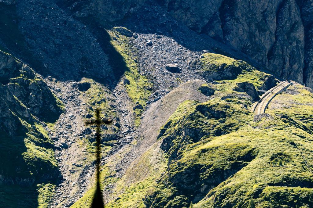 Rund 5.000 Kubikmeter Gestein haben sich nahe der Staumauer gelöst. - Foto: Jean-Christophe Bott/KEYSTONE/dpa