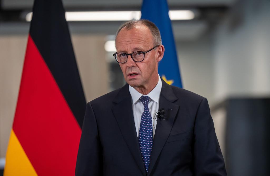 Bei seinem Besuch in Großbritannien äußerte der Kanzler sich zu den Gesprächen mit den USA über Patriot-Systeme für die Ukraine. - Foto: Michael Kappeler/dpa