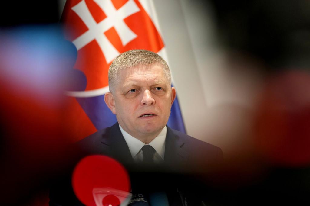 Der slowakische Ministerpräsident Robert Fico droht mit einem Veto gegen das geplante 18. EU-Sanktionspaket gegen Russland. (Archivbild) - Foto: Virginia Mayo/AP/dpa