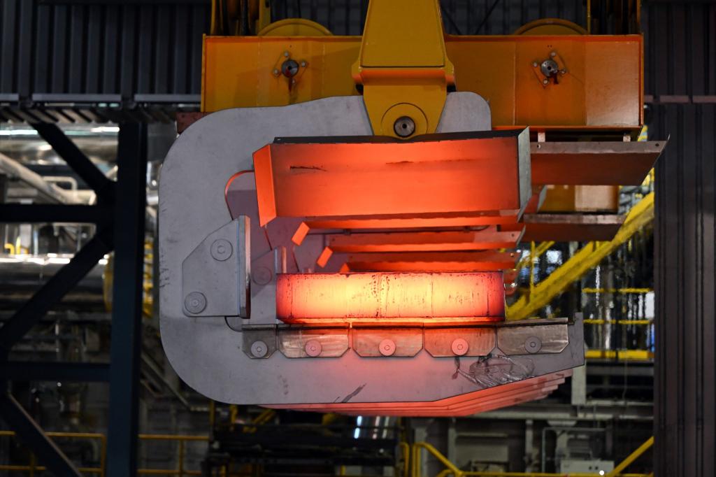 Stahlproduktion bei Thyssenkrupp-Steel: Hier wird flüssiger Stahl in große feste Blöcke, sogenannte Brammen, gewandelt. - Foto: Federico Gambarini/dpa